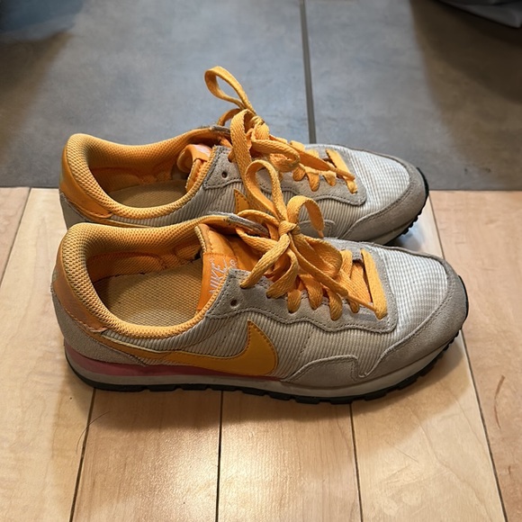 Nike size 36 - Picture 2 of 3